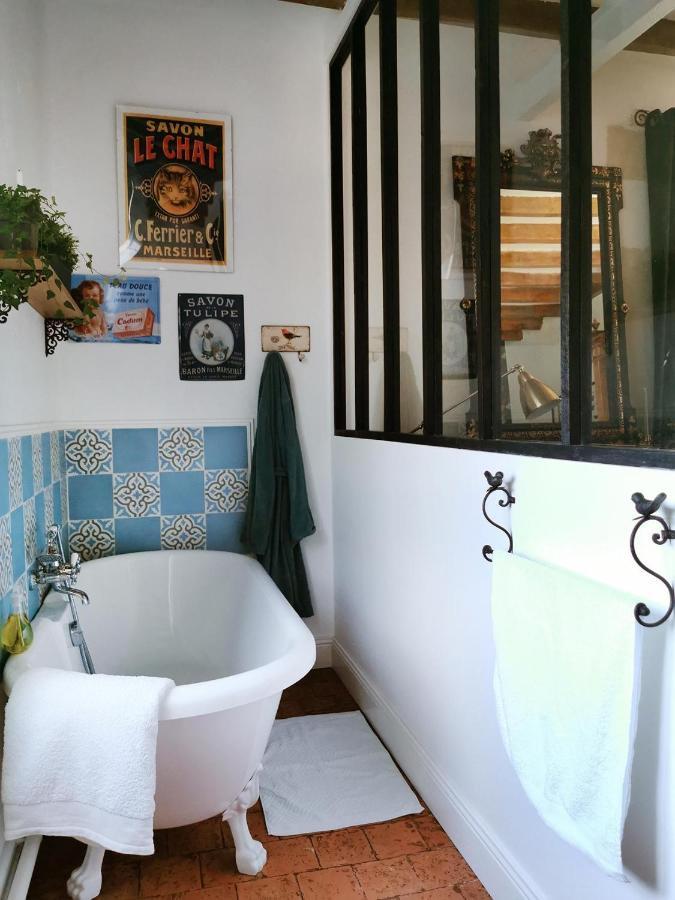 Quatre Chats Sous Un Pin Le Thoureil Exterior photo